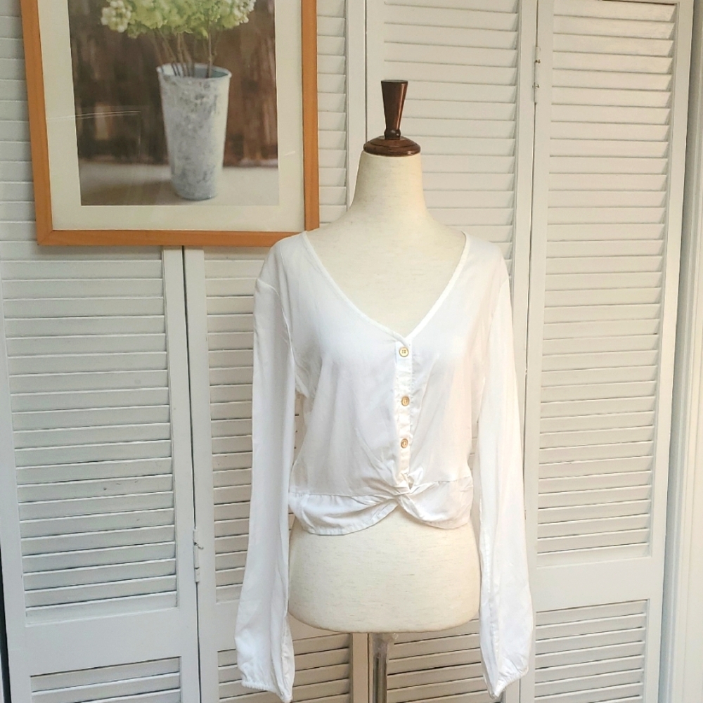 GBG Los Angeles White Long Sleeve Zellly Twist Front Tie Blouse. NWT